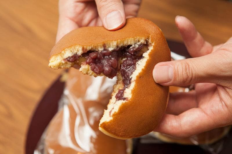 Dorayaki asli dengan isian kacang merah. (home.ueno.kokosil.net)