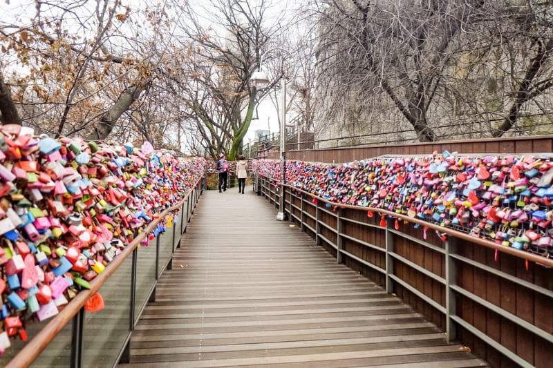 Gembok cinta di Namsan Tower. (Pinterest/Stephanie Gaile Flores)