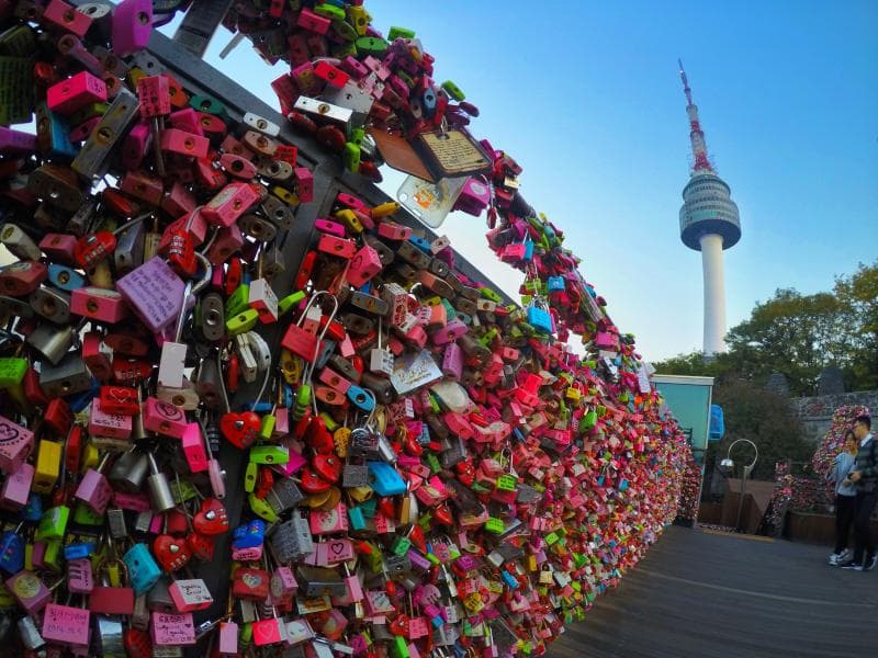 Gembok cinta jadi lambang keabadian di Namsan Tower, Seoul. (Ibenimages)