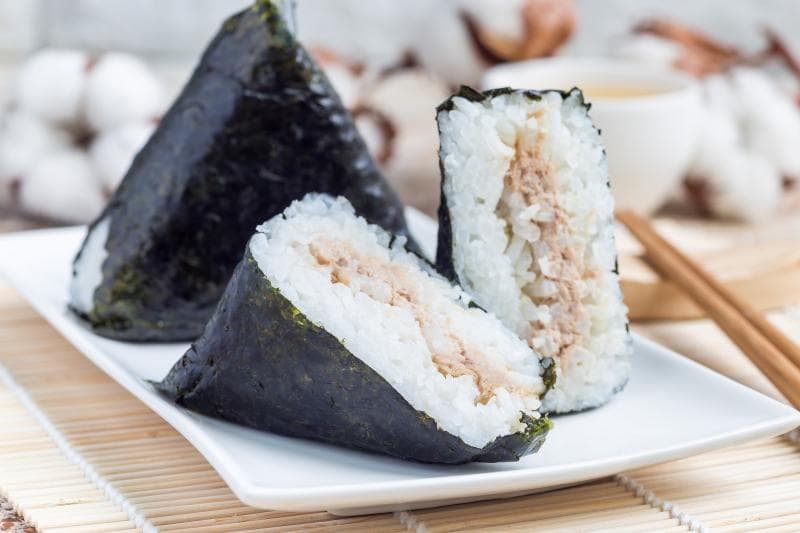 Samgak gimbap isi tuna menjadi salah satu varian favorit di Korea. (Shutterstock via&nbsp;Tasteatlas)