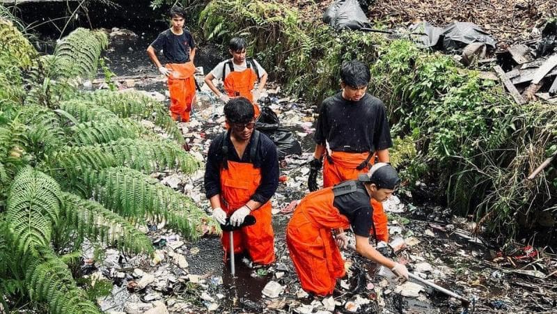 Aksi Pandawara Grup saat membersihkan sungai yang penuh dengan sampah. (Instagram Pandawara)