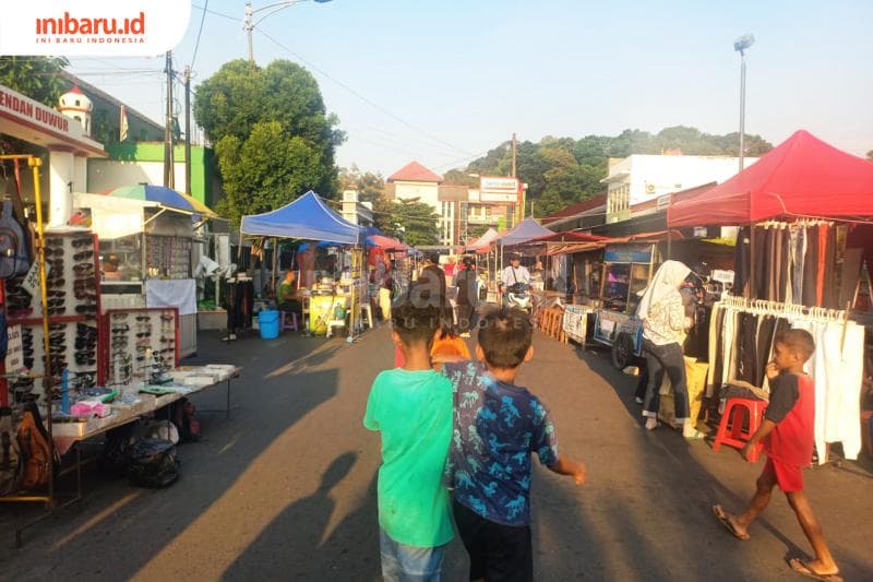 Banyak remaja dan anak-anak yang mengunjungi Tugu Soeharto hanya untuk melihat-lihat suasana di sana. (Inibaru.id/ Fitroh Nurikhsan)
