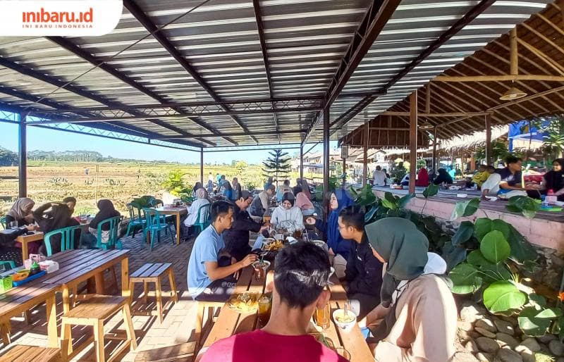 Suasana warung Soto Sawah Mbak Tutik cukup ramai pembeli di waktu pagi hari. (Inibaru.id/ Fitroh Nurikhsan)