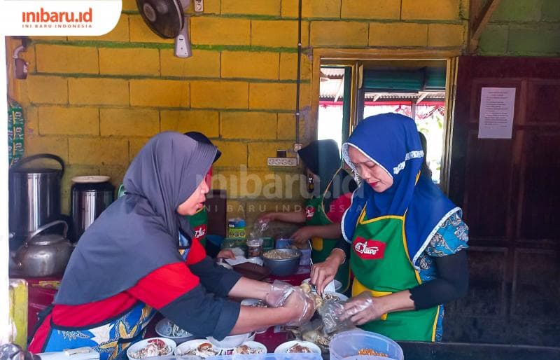 Para pegawai Soto Sawah Mbak Tutik sedang sibuk menyiapkan pesanan soto. (Inibaru.id/ Fitroh Nurikhsan)