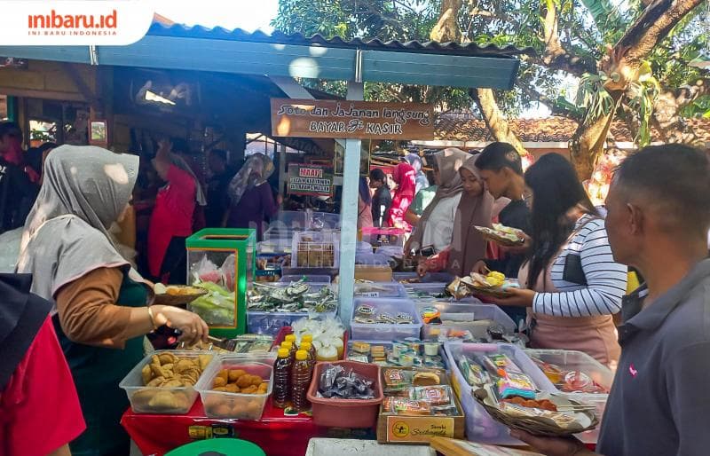 Aneka jajanan pasar yang juga dijual di warung Soto Sawah Mbak Tutik. (Inibaru.id/ Fitroh Nurikhsan)