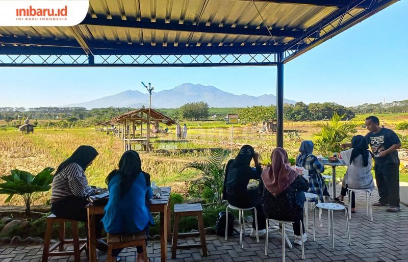 Keindahan panorama alam jadi daya tarik orang-orang datang berwisata kuliner di Soto Sawah Mbak Tutik. (Inibaru.id/ Fitroh Nurikhsan)