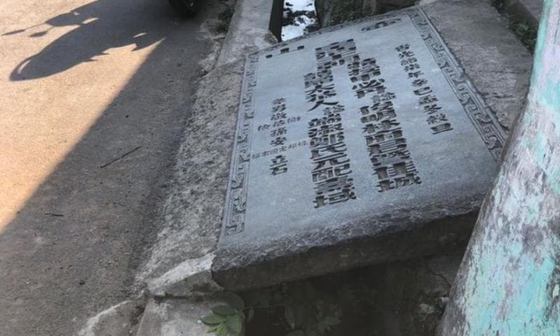 Salah satu nisan Tionghoa kuno yang disalahgunakan jadi jembatan. (Nationalgeographic/Sigit Pamungkas)