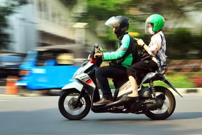 PSBB larang driver ojol mengangkut penumpang. (Bisnis/Triawanda Tirta Aditya)