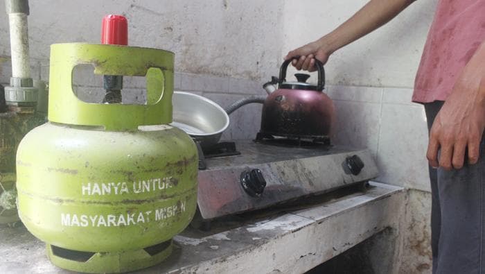 Warga yang terdata hanya dapat jatah 4 elpiji sebulan. (Suara Cirebon/Arif)