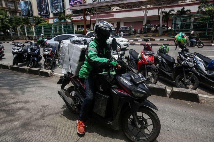 Ojol hanya dibolehkan mengangkut barang. (Kompas/Garry Lotulung)