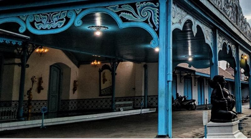 Makna Cermin Besar di Kori Kamandungan Keraton Surakarta