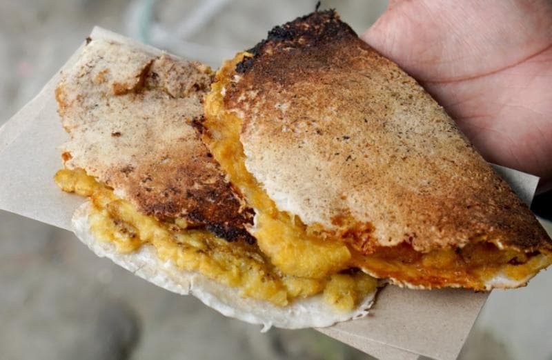 Sekilas, kue tempel mirip kerak telor. (Twitter/Infotegal)