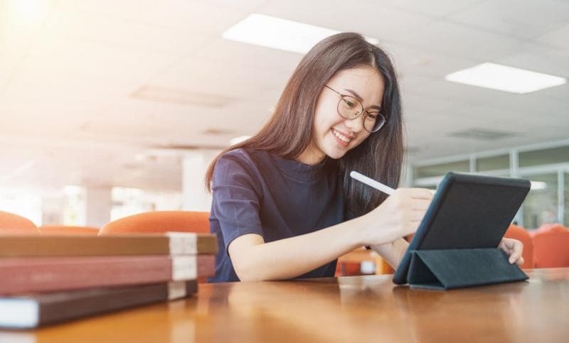 Membekali diri dengan pendidikan berkelanjutan bisa menjadi aset diri yang berharga. (Crispypork)