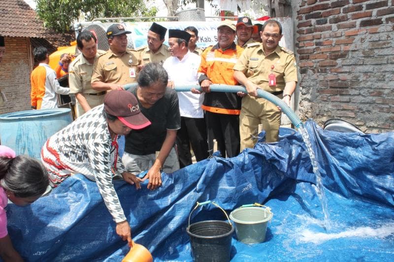 Pemkot dan Pemkab menyalurkan air bersih untuk warga terdampak kekeringan. (Semarangkab)&nbsp;