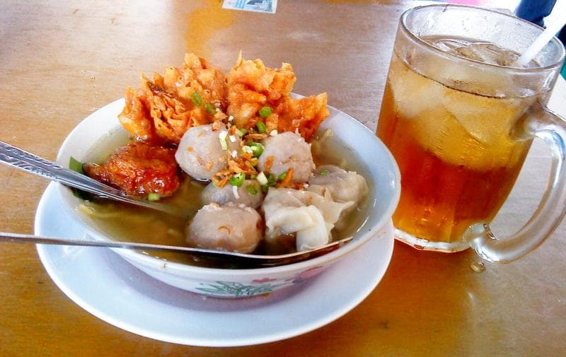 Minum es teh setelah makan bakso jadi kebiasaan orang Indonesia. (Tangselpos)