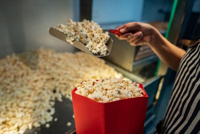 Popcorn identik dengan bioskop. (Getty image/andesr)