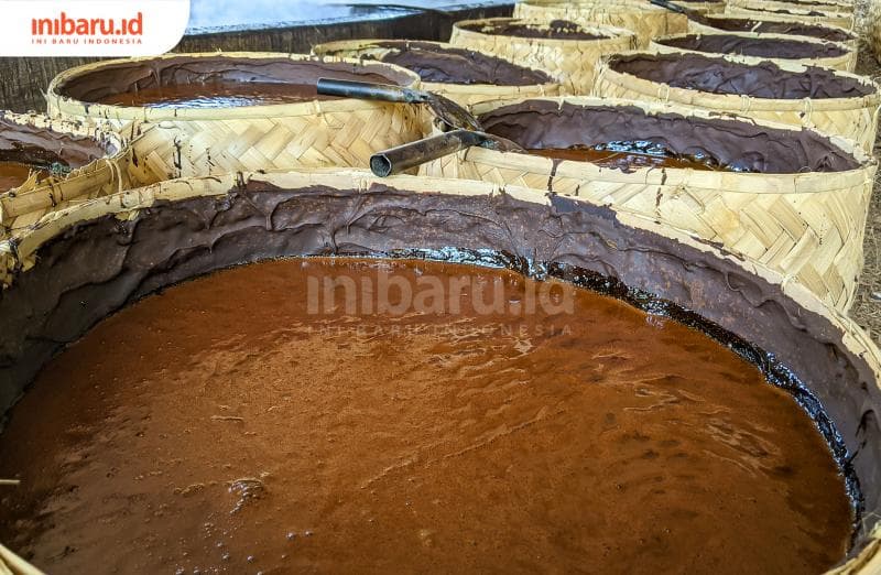 Gula tumbu di Kandangmas terbuat dari sari tebu yang dimasak. (Inibaru.id/ Hasyim Asnawi)