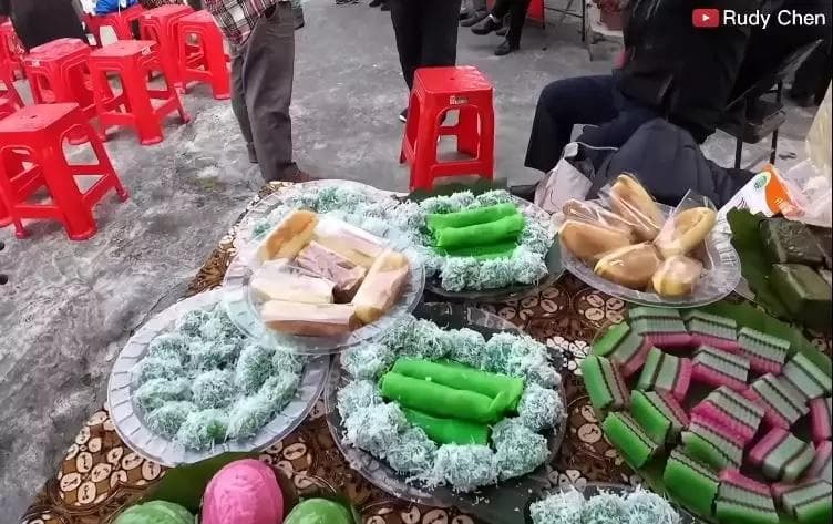 Kuliner khas Indonesia disajikan di Kampung Indonesia saat ada festival budaya. (YouTube/Rudy Chen)