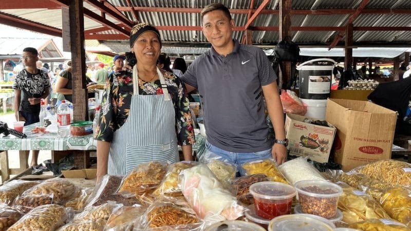 Marijke, penjual aneka rempeyek dan sambal khas Jawa di Pasar Saoenah, Paramaribo, Suriname. (BBC/Mohamad Susilo)