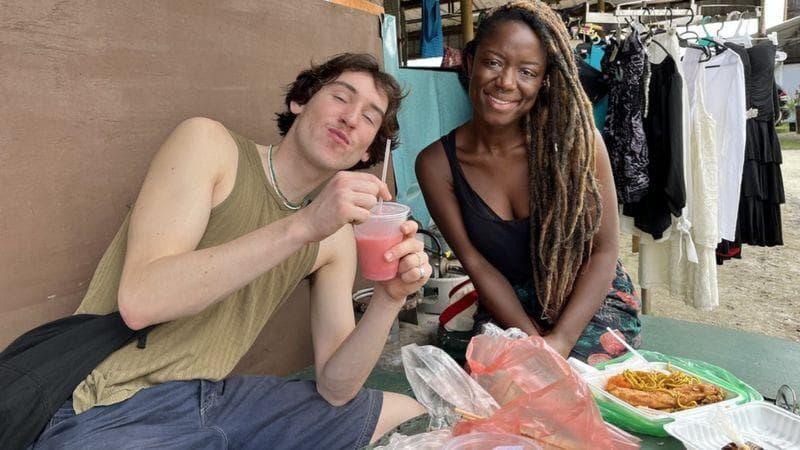 Shakira dan Ezra dari Belanda tertarik dengan kuliner Jawa di Suriname setelah direkomendasikan oleh rekan-rekannya. (BBC/Muhammad Susilo)