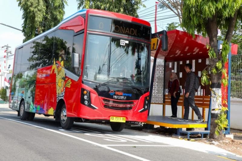 BRT Trans Jateng juga mampu membuat banyak warga beralih memakai transportasi umum. (Twitter/Kominfo_jtg)