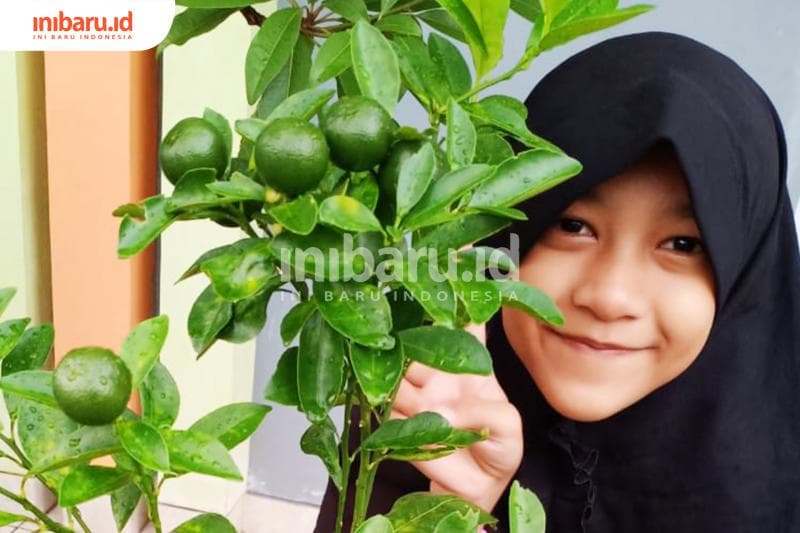 Kegiatan berkebun bisa menjadi pilihan agar nggak bosan belajar di rumah. (Inibaru.id/ Rafida Azzundhani)