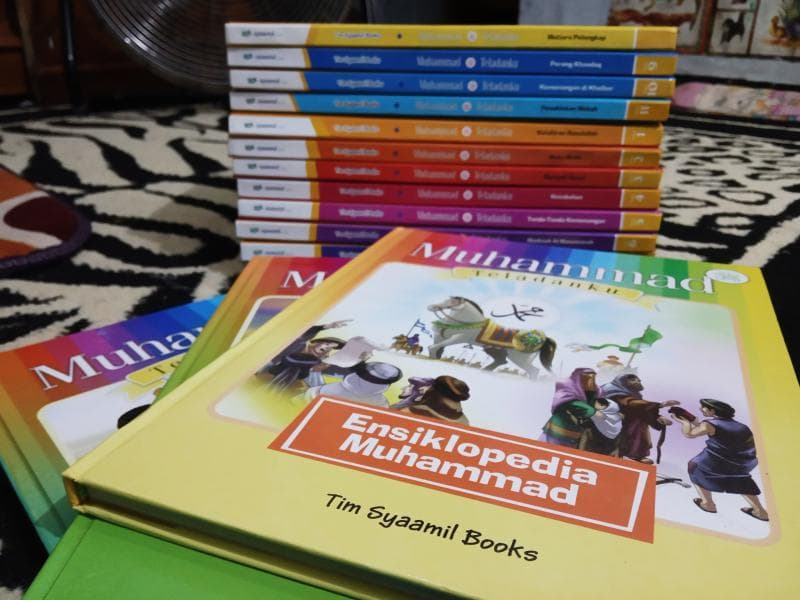 Koleksi buku dongeng yang disediakan Umi Cholifah agar anak nggak bosan di rumah. (Inibaru.id/ Rafida Azzundhani)