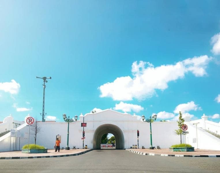 Plengkung Gading, satu dari lima plengkung di kompleks Keraton Yogyakarta. (Jogjaprov/@seno471)