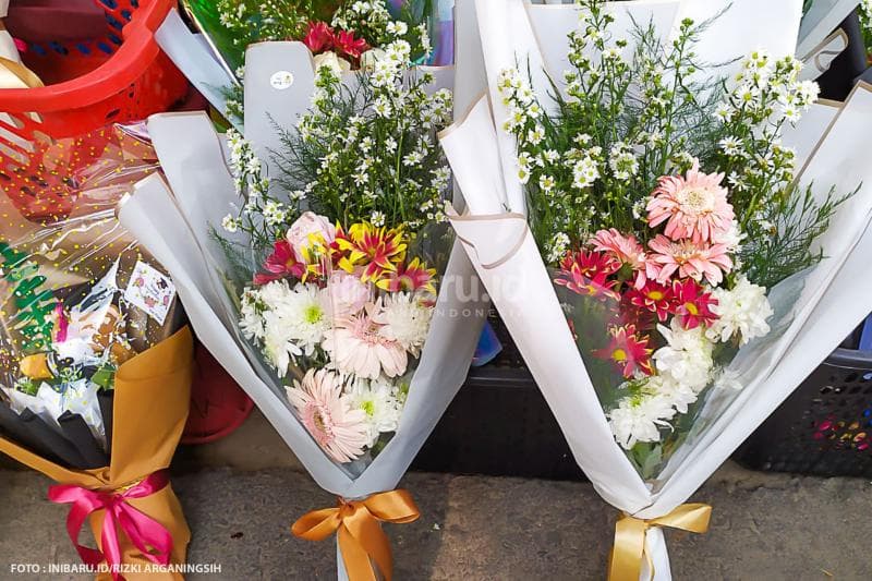 Buket pancarona bunga segar yang terlihat cantik ini banyak dijajakan di sepanjang jalan utama di Kampus Unnes Sekaran saat momen wisuda.