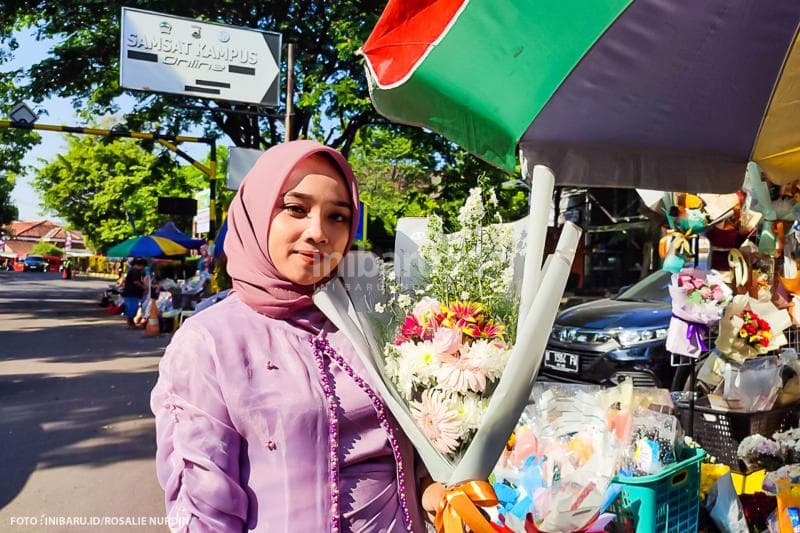 Rima Mulya Ramandhani membeli hadiah untuk sang kekasih yang tengah mengikuti upacara wisuda.
