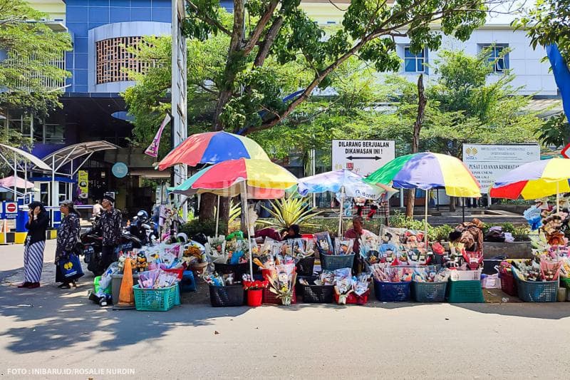 Suasana penjual buket bunga wisuda di depan Gedung Kewirausahaan Unnes.&nbsp;