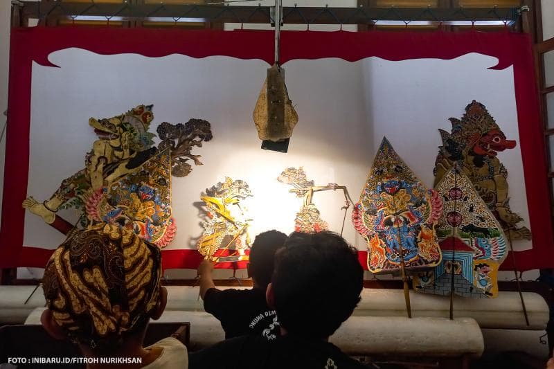 Para siswa di Sanggar Monod Laras secara bergantian unjuk gigi memerankan seorang dalang.