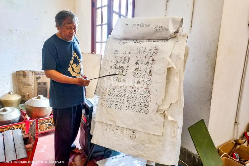 Salah satu pembina Sanggar Monod Laras mengarahkan para siswa untuk mengikuti kunci lagu saat memainkan gamelan.