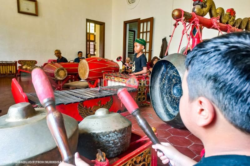 Anak-anak di Sanggar Monod Laras tampak antusias memainkan alat musik gamelan.