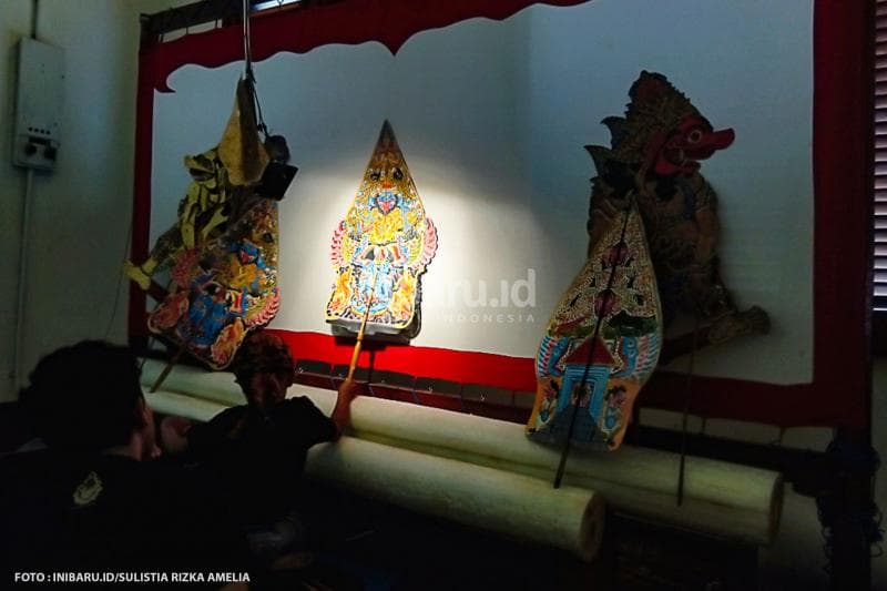 Latihan kesenian jawa di Sanggar Monod Laras dibuka dengan belajar alat musik gamelan, lalu ditutup dengan belajar menjadi seorang dalang.