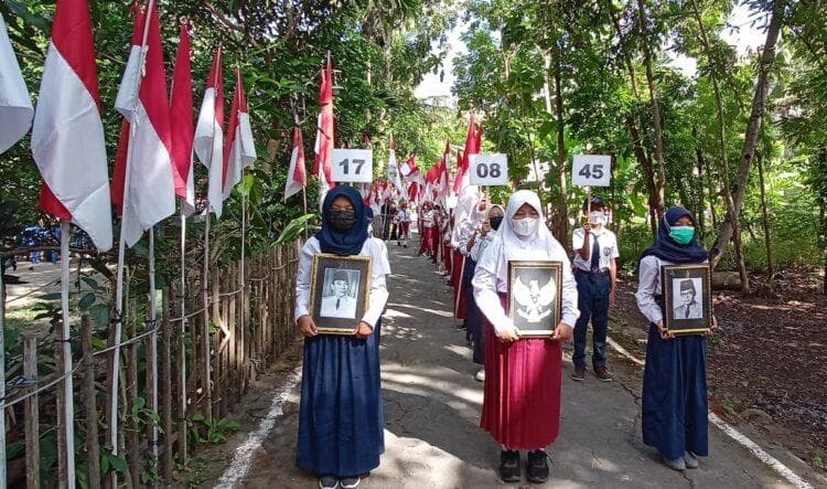 Kirab Bendera yang digelar di Desa Krakitan, Kecamatan Bayat, Klaten. (Timlo.net/Indratno Epriliatno)