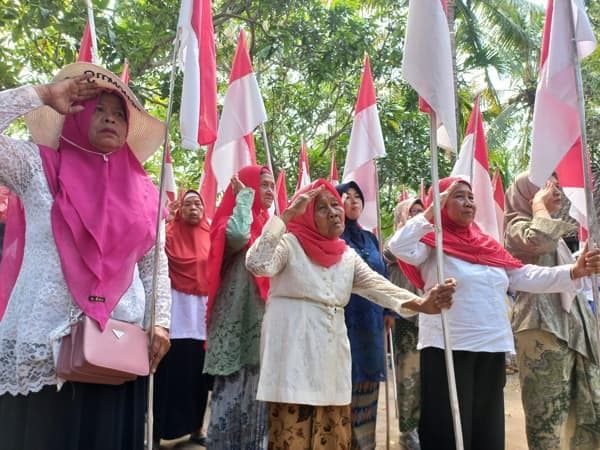 Para lansia juga ikut memeriahkan kirab bendera di Klaten. (Solopos/Taufiq Sidik Prasetyo)