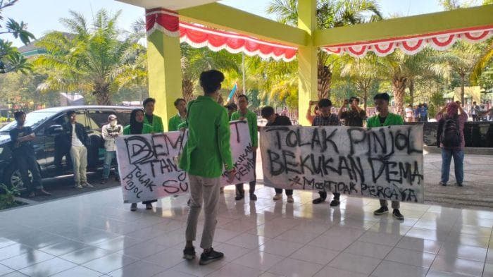 Protes yang dilakukan oleh maba UIN RM Said Surakarta karena adanya perusahaan pinjol dalam kegiatan PBAK 2023. (MI/Widjajadi)