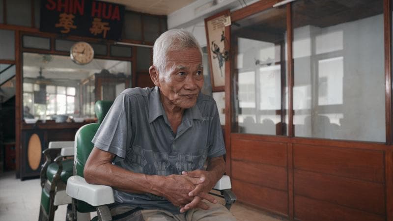 Eddy Koestanto, pengurus barbershop tertua di Indonesia, Shin Hua. (Ffd.or.id/Erick Sutanto)