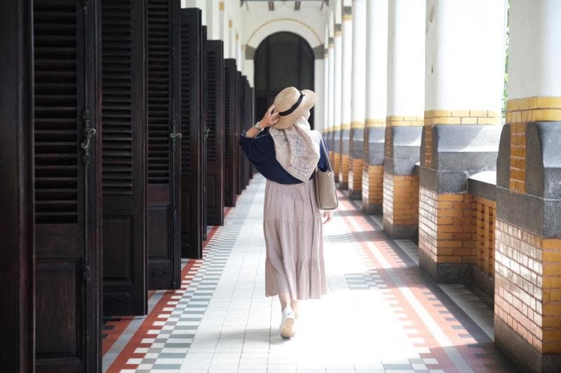 Banyak spot foto estetik di gedung Lawang Sewu yang sayan untuk kamu lewatkan. (Kemenparekraf)