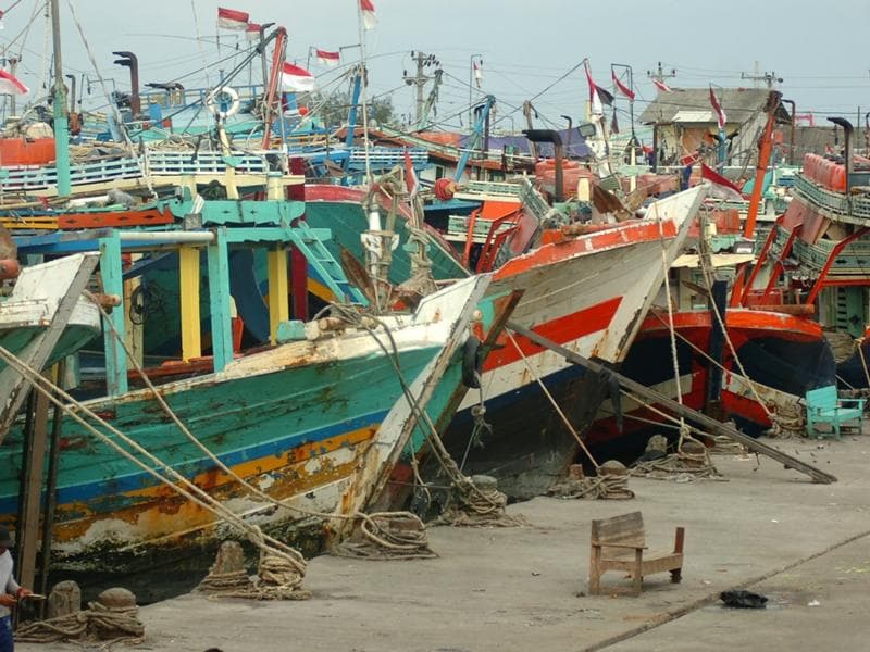 Pelabuhan Jongor Tegal sudah dianggap nggak ideal karena banyak kapal berimpitan. (Medcom/Antara/Kuntoro Tayubi)