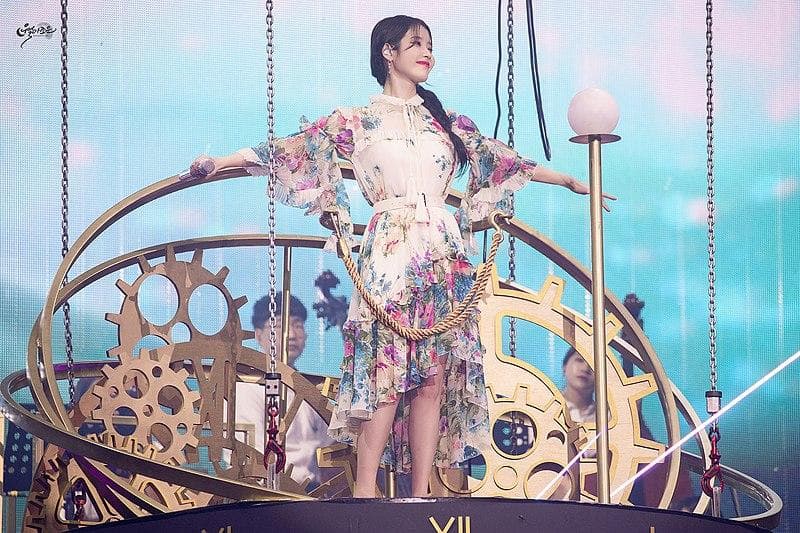 IU saat menggelar konser The Golden Hour. (Wikipedia/MCJOUN - 220918 아이유 콘서트 GOLDEN HOUR)