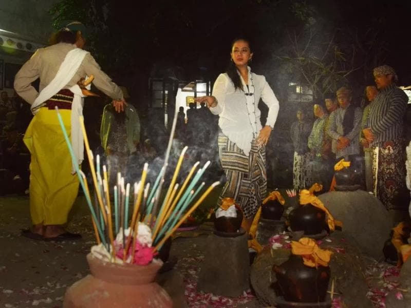Ritual 'Donga Tirta Kencana' sebelum gelaran Festival Lima Gunung. (Suaramerdeka/Nugroho DS)