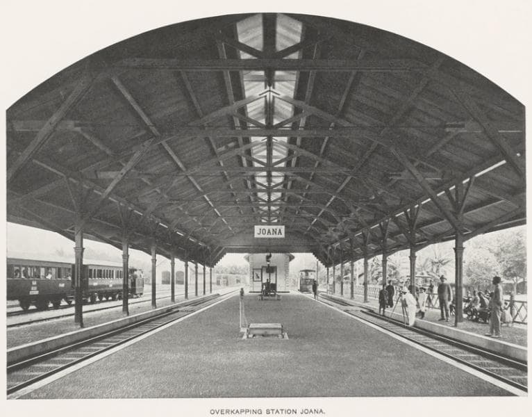 Stasiun Juwana memiliki nama Joana pada masa penjajahan Belanda. (M.M. Couvee - De Tramwegen op Java, Gedenkboek van Samarang-Joana Stoomtram Maatschappij)