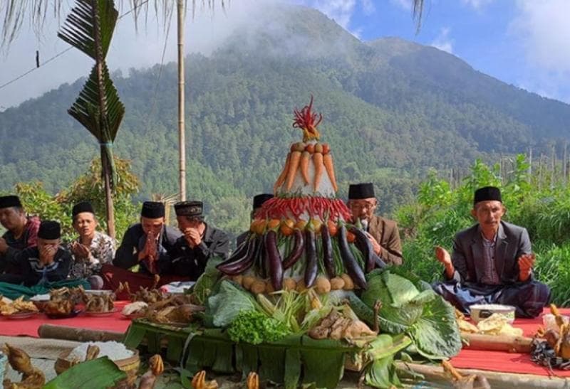 Menilik Tradisi Tumpeng Jangka di Gunung Andong Magelang