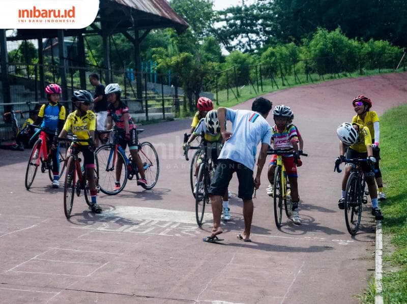 Velodrome Diponegoro Cycling Club (VDCC) tetap giat berlatih meski lintasan cuma seadanya. (Inibaru.id/ Audrian F)<br>