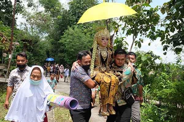 Tradisi bopong pengantin dianggap bisa menolak bala. (Solopos/Wahyu Prakoso)