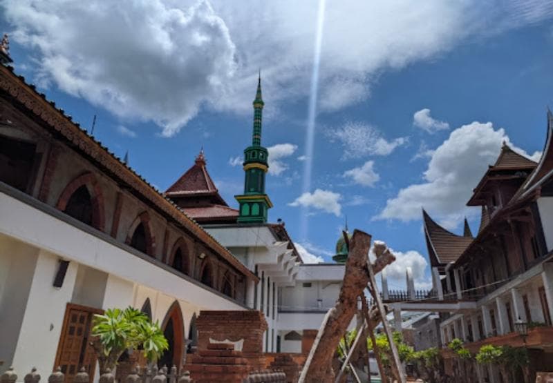 Kompleks Makam Mbah Sambu yang ada di Masjid Jami Lasem. (Googlemaps/Ahmad Muhtarom)