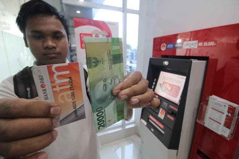 ATM Rp20 ribu dibutuhkan banyak orang pada tanggal tua. (harianumum)