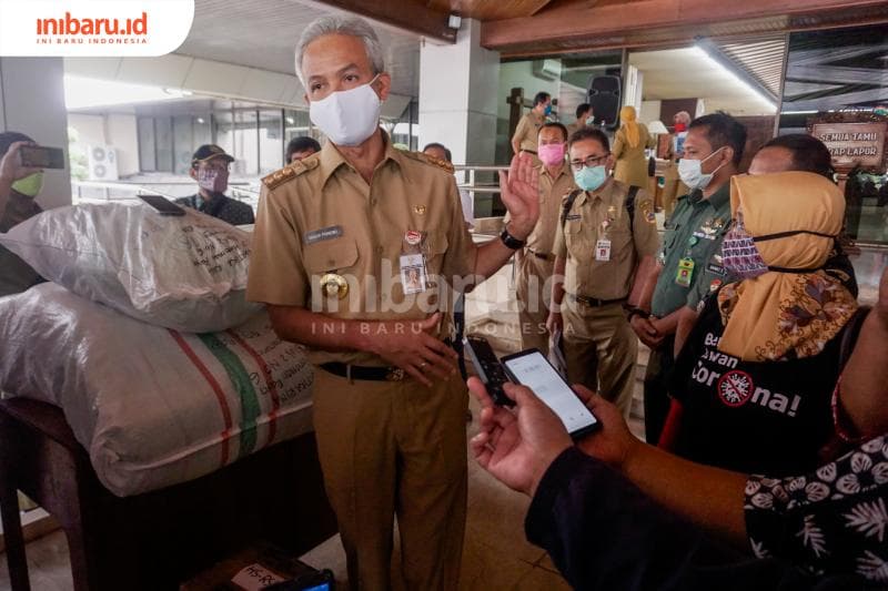 Gubernur Jawa Tengah Ganjar Pranowo saat menerima sejumlah bantuan. (Inibaru.id/ Audrian F)<br>